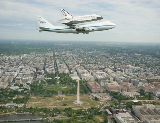 Space Shuttle Discovery DC Fly-Over