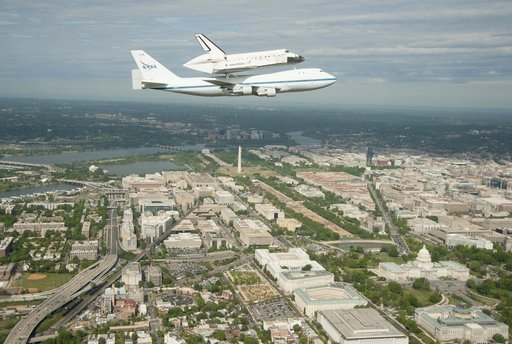 Space Shuttle Discovery DC Fly-Over