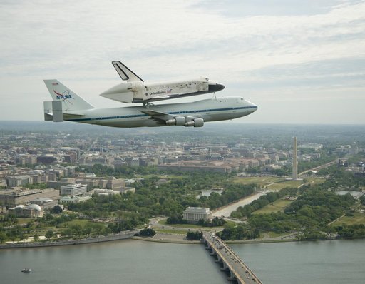 Space Shuttle Discovery DC Fly-Over