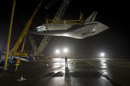 Shuttle Discovery Is Demated From SCA