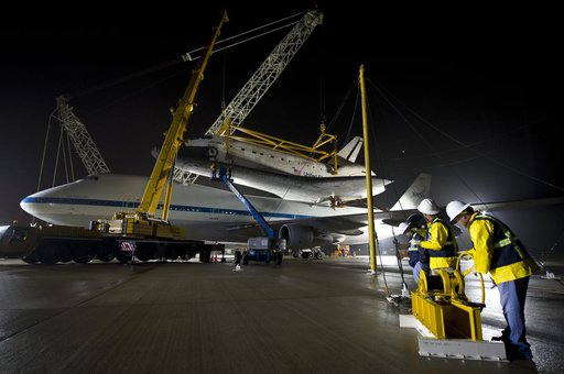 Shuttle Discovery Is Demated From SCA