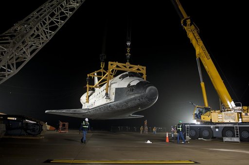 Shuttle Discovery Is Demated From SCA