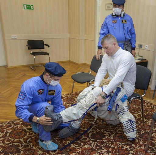 Expedition 33 Crew Suitup