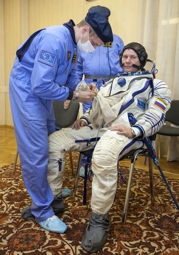 Expedition 33 Crew Suitup