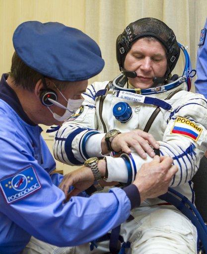 Expedition 33 Crew Suitup