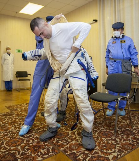 Expedition 33 Crew Suitup