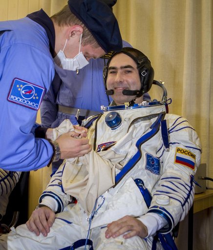 Expedition 33 Crew Suitup