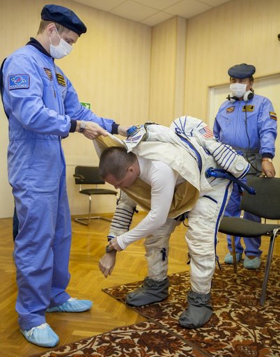Expedition 33 Crew Suitup