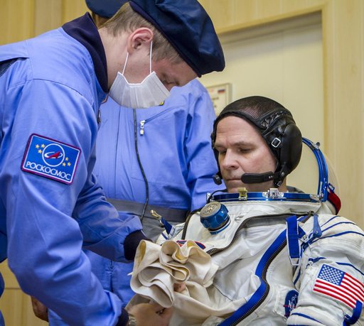 Expedition 33 Crew Suitup