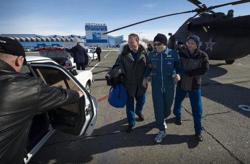 Expedition 34 Crew Lands