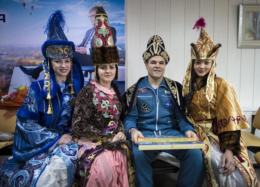 Expedition 34 Crew Lands