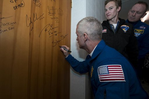 Expedition 39 Door Signing