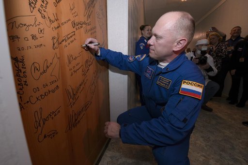 Expedition 39 Door Signing