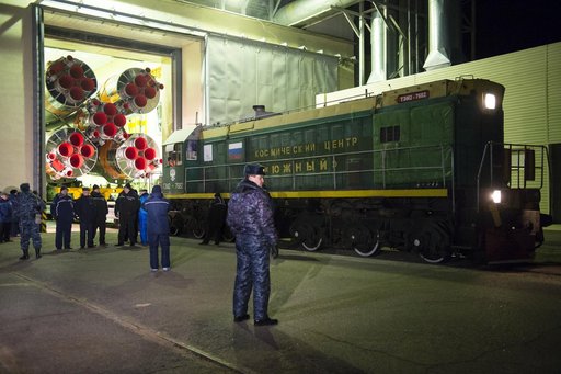 Expedition 42 Soyuz Rollout