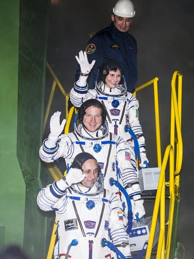 Expedition 42 Crew Wave