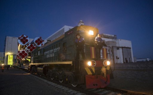 Expedition 43 Soyuz Rollout