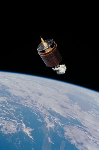 Astronat Dale Gardner achieves hard dock with Westar VI satellite
