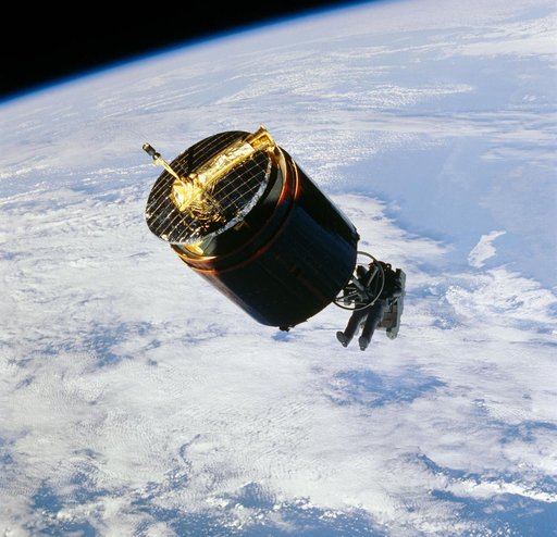 Astronaut Dale Gardner using MMU to travel to Westar VI satellite