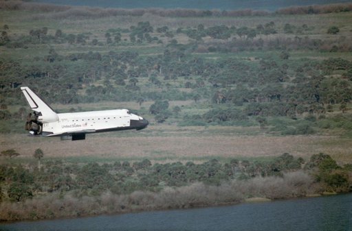 Landing of the Shuttle Discovery at the end of the STS 51-D mission
