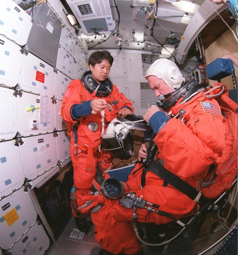STS-95 crew training - emergency egress training at bldg 9