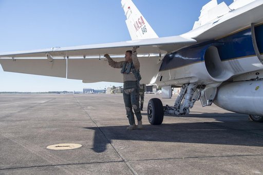 NASA Pilots Prepare for QSF18 Flight