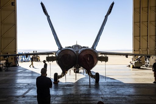 NAVAIR F/A-18EÂ Prepared for Return from NASA Armstrong