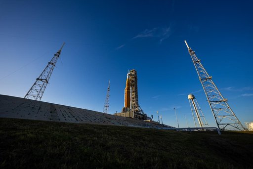 Sun sets on Full Artemis II Stack at Launch Pad 39B