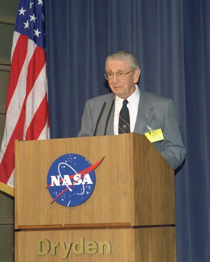 Former NACA test pilot Scott Crossfield at the 1998 "Men of Mach 2" symposium, an event celebrating his work in the 1950's on the D-558-II Skyrocket aircraft.