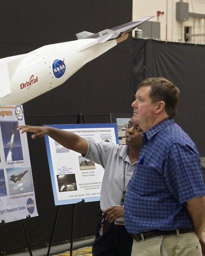 Rep. Ken Calvert, R-Calif., chairman of the House Subcommittee on Space and Aeronautics, was briefed by X-43A engineer Laurie Grindle during his tour of Dryden