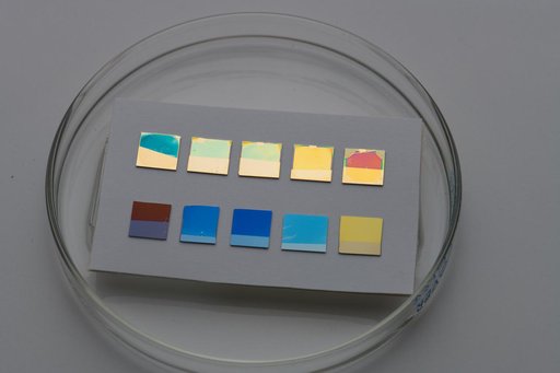 Dynamically tunable structural colors based on asymmetric Fabry-Perot cavities
