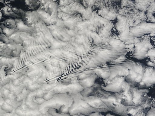 Ship-wave-shaped wave clouds induced by the Crozet Islands, south Indian Ocean