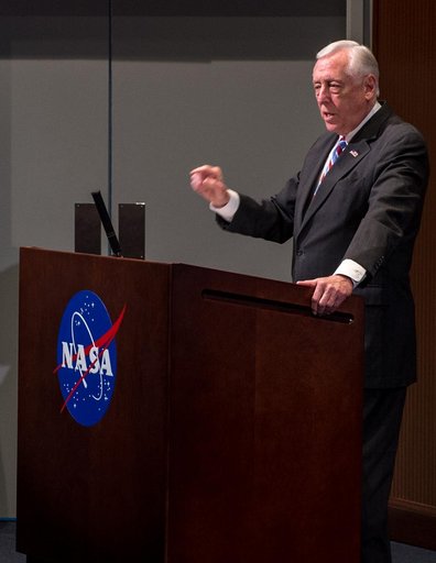 Representative Steny Hoyer visits Goddard Space Flight Center an