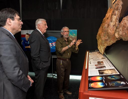 Representative Steny Hoyer visits Goddard Space Flight Center an