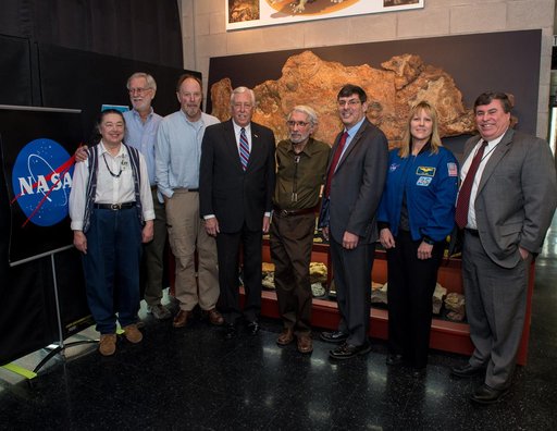Representative Steny Hoyer visits Goddard Space Flight Center an