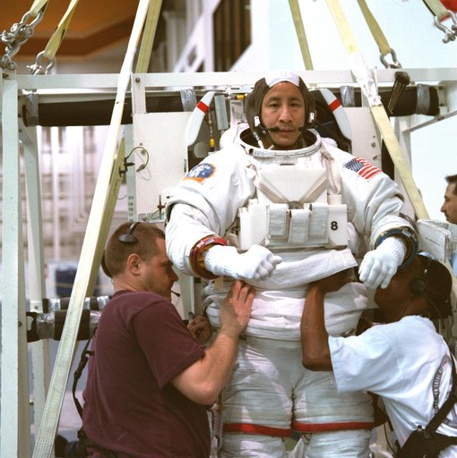 STS-106 crew training in NBL
