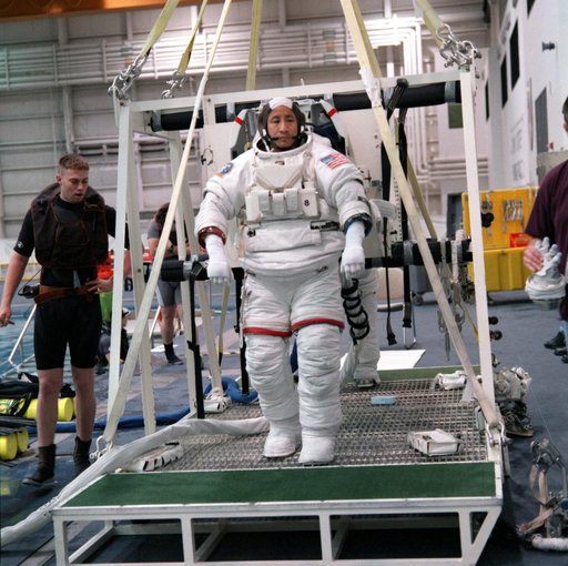 STS-106 crew training in NBL