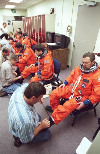 STS-106 crew trains in building 9