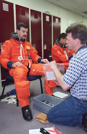 STS-106 crew trains in building 9