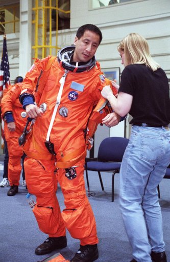 STS-106 crew trains in building 9