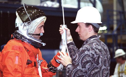 STS-106 crew engages in bailout training