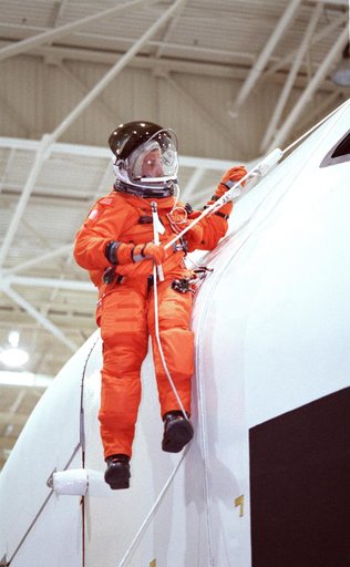 STS-106 crew engages in bailout training