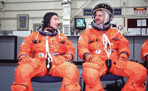 STS-106 crew engages in bailout training