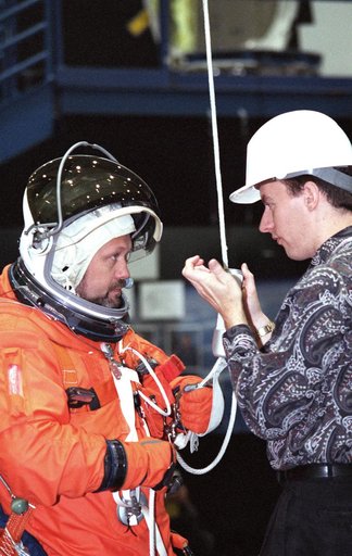 STS-106 crew engages in bailout training
