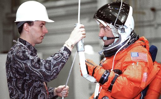 STS-106 crew engages in bailout training