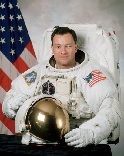 Official portrait of Michael Lopez-Alegria