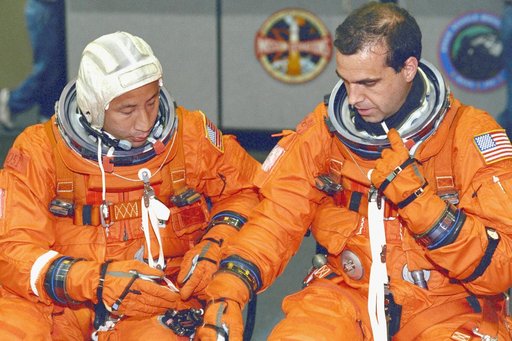 STS-106 crew trains in building 9