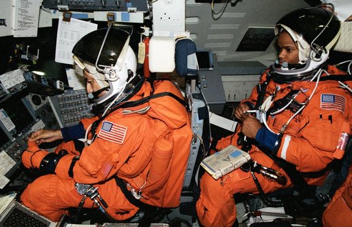 STS-98 crewmembers engages in preflight training in building 5