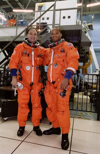 STS-98 crewmembers engages in preflight training in building 5