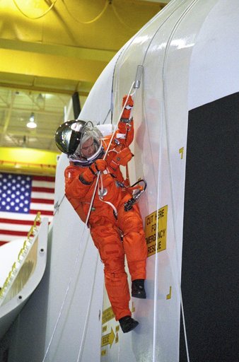 STS-102 crew egress training in building 9