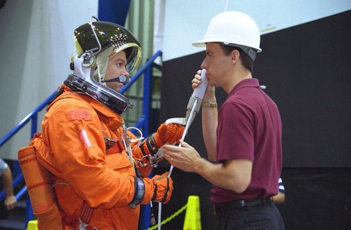 STS-102 crew egress training in building 9